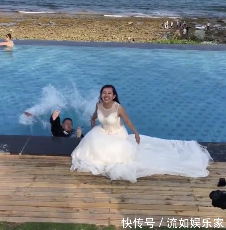新娘|新娘故意推新郎下水,出来的婚纱照在朋友圈疯传 网友这婚别结了