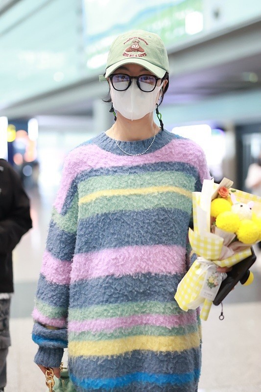 美眉 郁可唯真“挺节俭”, 针织衫都起球了还不换, 幸好版型够高级