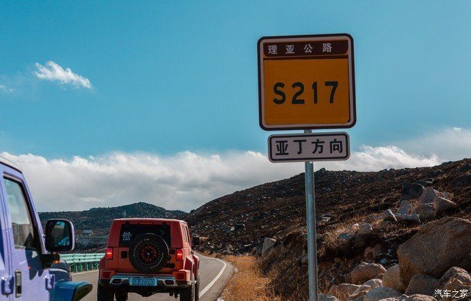 雪山蓝天，走过稻城亚丁的春夏秋冬