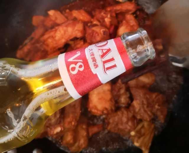 猪肉|炖排骨时加入“一样东西”，排骨20分钟就醇香软烂，材料每家都有