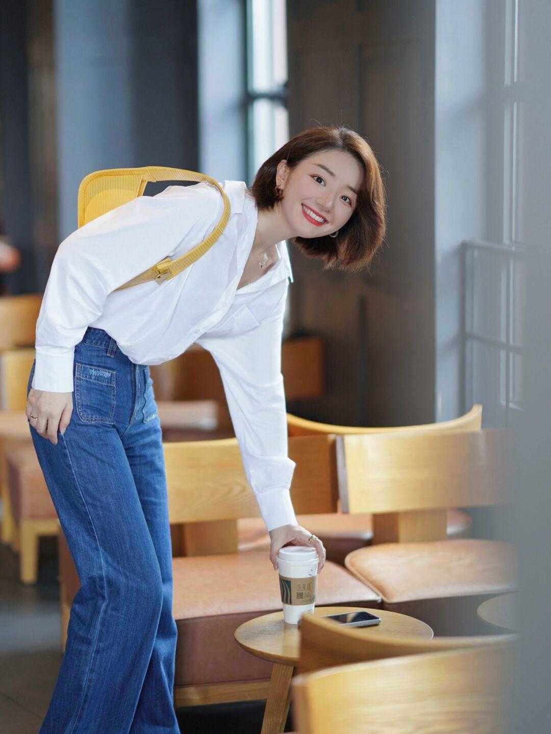 衬衫搭配|春天穿衣别再盲目跟风了!白衬衫+牛仔裤是今年顶流,简单大气