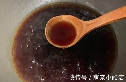 炒糖色时,应该放油还是放水?很多人都做错 ,难怪肉发苦发焦!