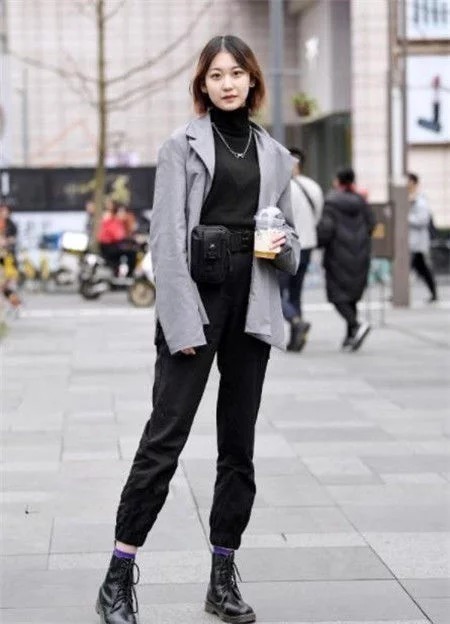 街拍：穿牛仔紧身上衣的小姐姐，笑容甜美气质典雅，非常惹人喜欢