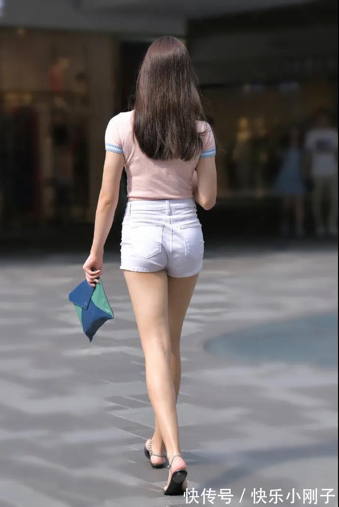 姐姐|姐姐选了淡粉色的针织短袖衫，既清爽又显腿长，美的高挑又靓丽