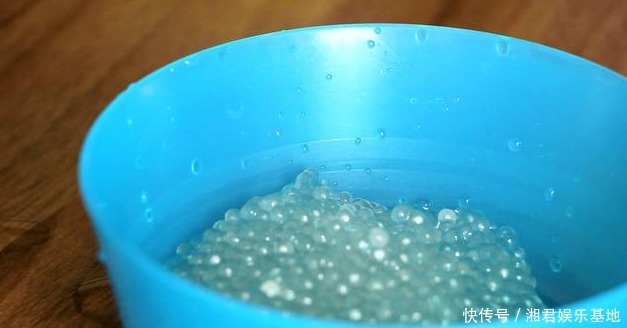 倒入|甜品店仙草水果捞的秘制配方,做法简单,清热降暑,成本才几块钱