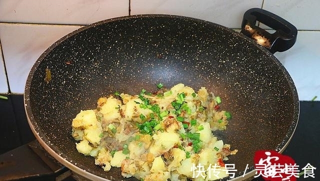 酸腌菜|30年来，吃过的土豆最最好吃的做法，根本停不下来