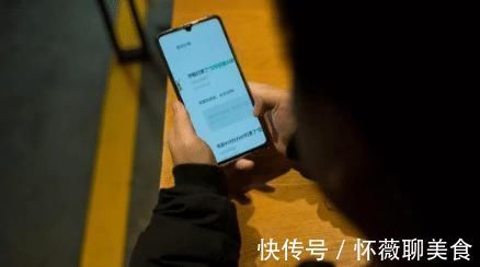 态度|“妈妈给我玩手机!”,两个家庭对手机不同态度,决定孩子的未来