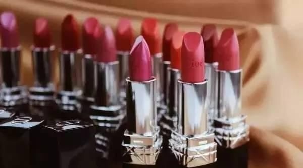 哑光唇 口红太贵?姑娘只用了1支口红 画出了8种唇色!