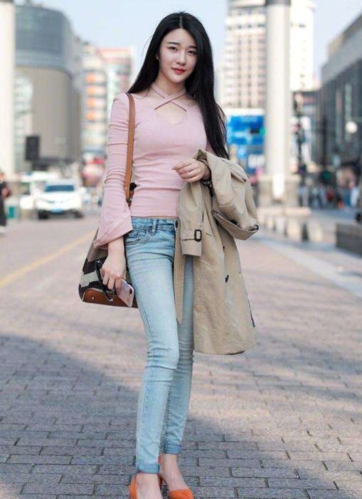 街拍:清纯气质感穿搭,身穿白色连衣裤套装,干净利落