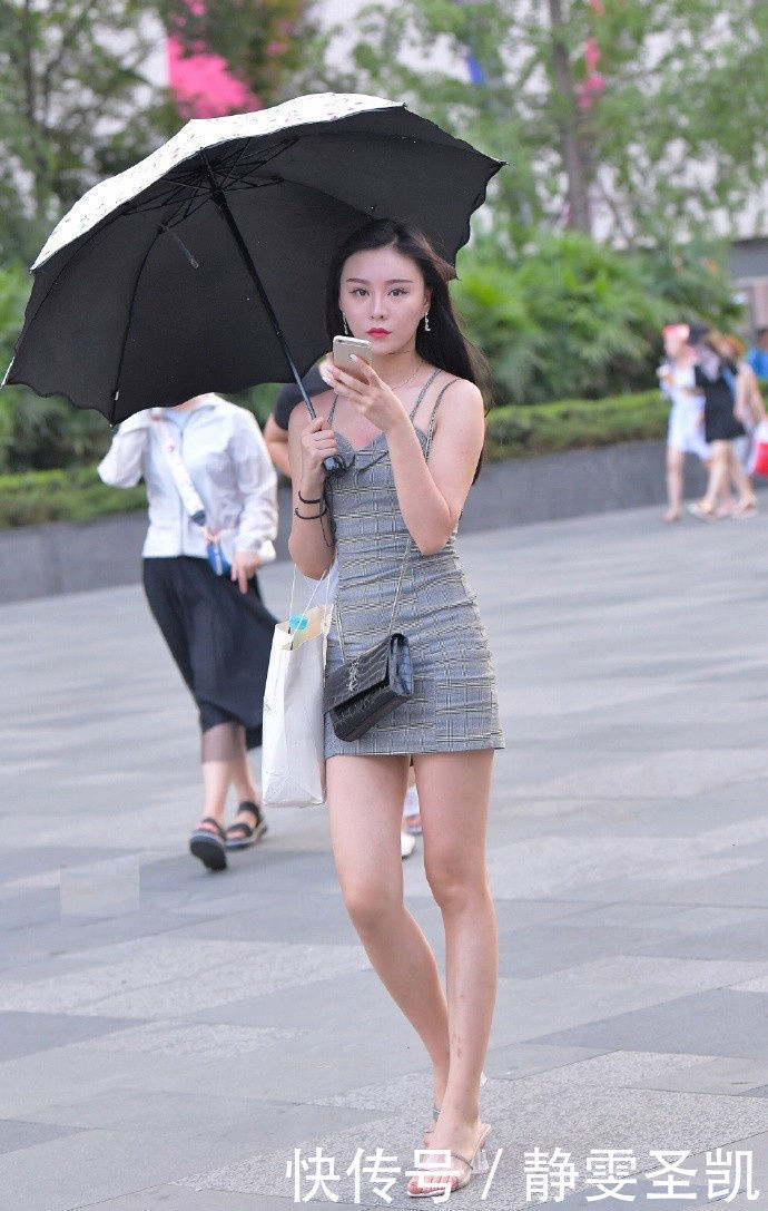 美女街拍时尚干练的小姐姐，简单随性的穿搭，潮流时尚有个性