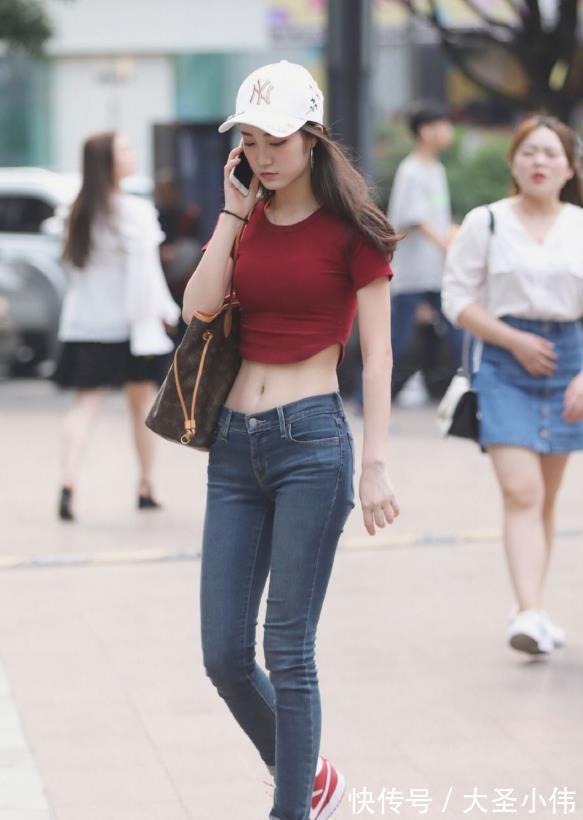 紧身衣|美女街拍:美女秀A4腰,自信满满,身材真棒!