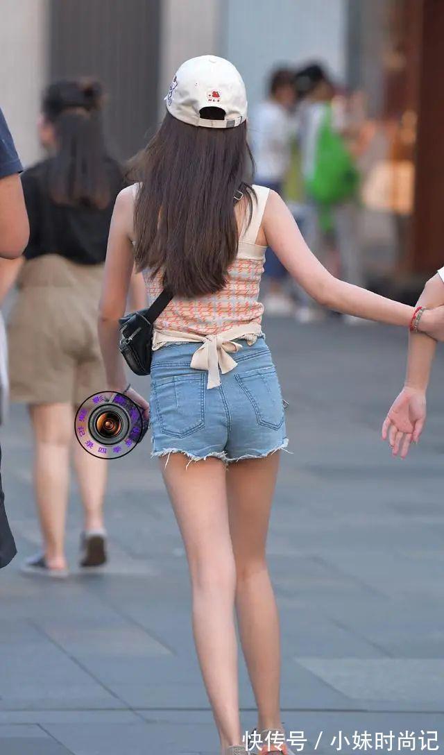 开衫裤 街拍美女:蓝色高腰短裤搭配白色帽子,毫无廉价感,确实很耐看