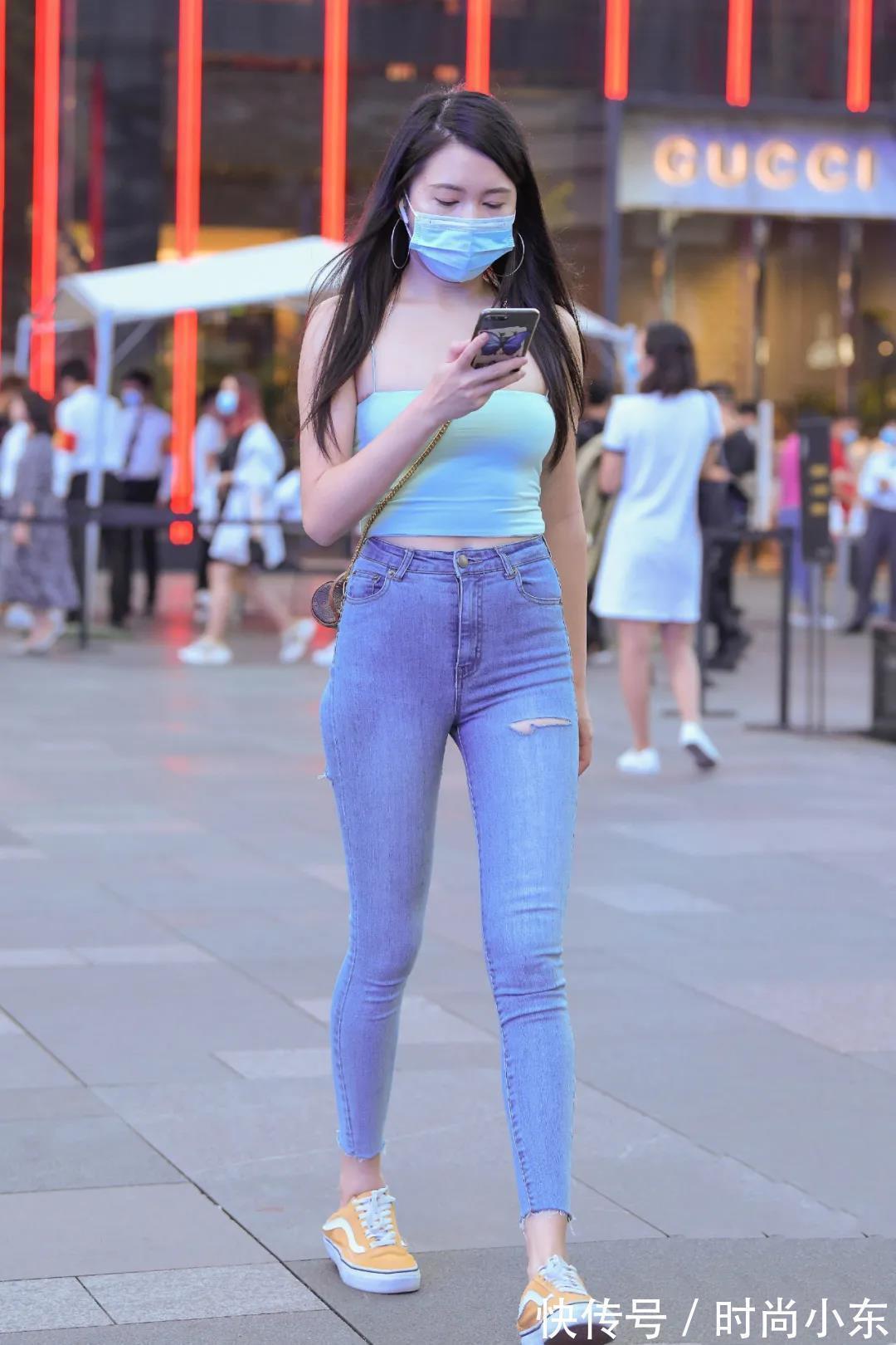 时尚 吊带牛仔裤帆布鞋美女,优雅从容时尚前卫