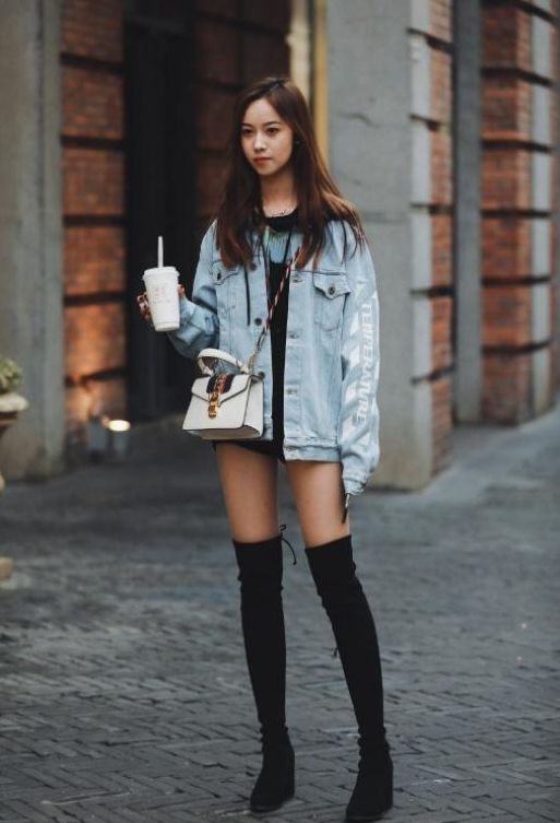 街拍:娴静优雅的美女,吊带长裙配灰色开衫,淑女范儿十足