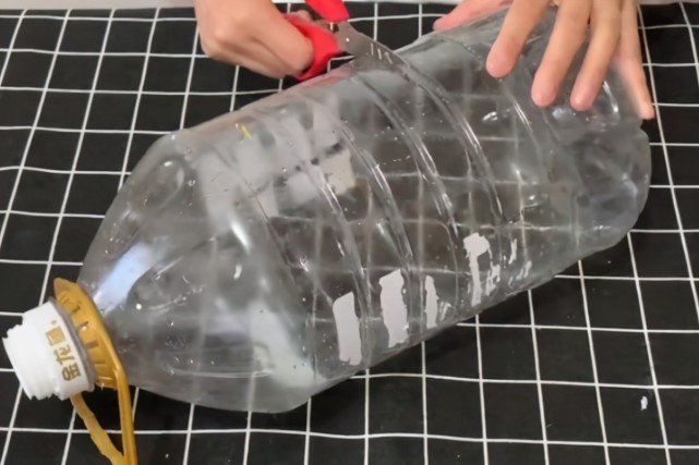 毛线|空油桶可真是个“宝”，把毛线缠在空油桶上，全家人都要抢着用！