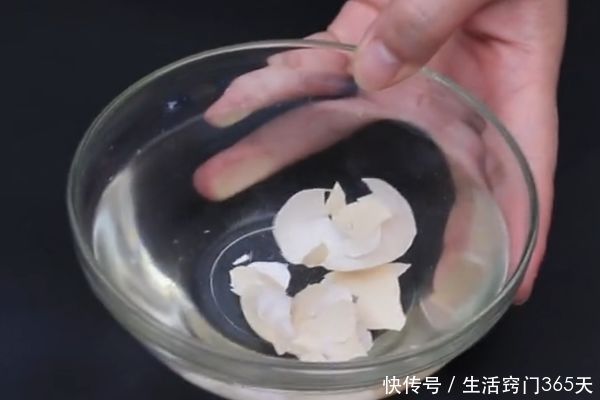 鸡蛋壳用打火机烤一烤，好多人不知道有啥用，但用过的人都夸好！