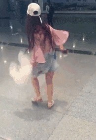 |搞笑GIF:据说刚化完妆的女生都是这样换衣服的