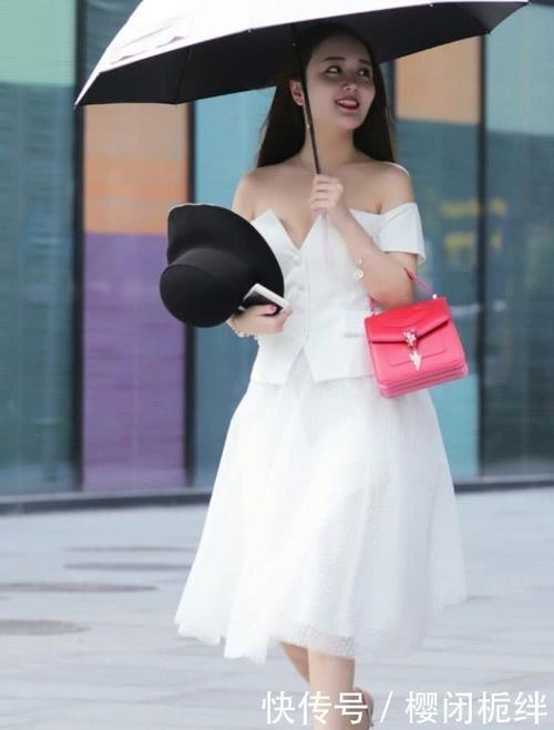街拍小姐姐穿白纱裙,温婉大气,没有100斤穿不出效果
