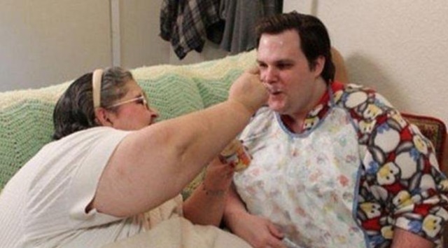 巨婴|33岁“巨婴男孩”,吃饭要喂睡觉要哄,父母照顾下拒绝长大