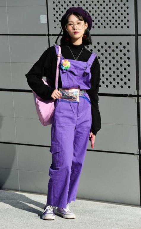 青春|美女街拍:碎花衬衣搭配淡粉色的短裤,青春靓丽,活泼可爱