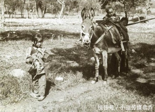 梅荫华|晚清充满生活气息的老照片,有人嬉笑有人光着上身