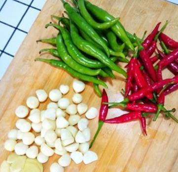 黄豆别只会炒菜！奶奶教你自制“黄豆酱”，香辣下饭，酱香味十足