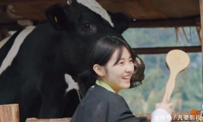 张子枫常驻《向往的生活》,做唯一女嘉宾,她符合导演的三大要求