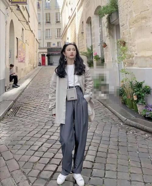 灰色给人一种很温暖、和蔼的感觉，这样子的穿搭方法也非常的时尚