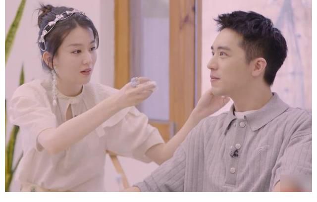 cp|許魏洲嘴巴粘了東西，喬欣下意識伸手去幫他擦，吳宣儀都看愣了