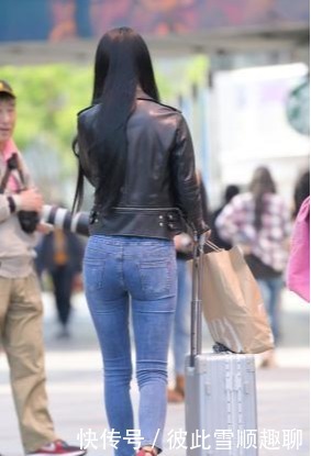 这样的微胖女孩带回家，爸爸绝对很喜欢，真想把她带回老家涨涨脸