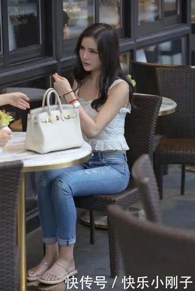 腰身 宛如一朵含苞待放百合花,腰身单手可握,让人眼前一亮