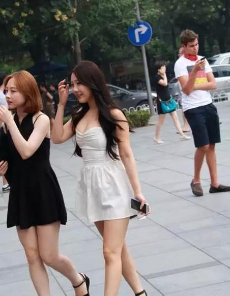 靓丽女孩 穿白色抹胸短裙的靓丽女孩, 可爱的长发童颜, 胖嘟嘟的!