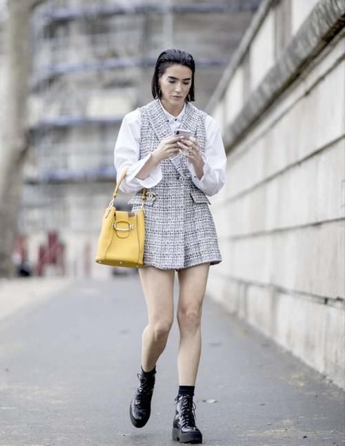 如何把白衬衫穿出时髦感？叠穿高领衫保暖干练又有型，配马甲很酷