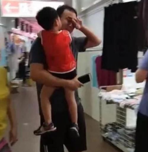 父母|一位爸爸在商场里抱着孩子边走边哭,路人自觉为他让路