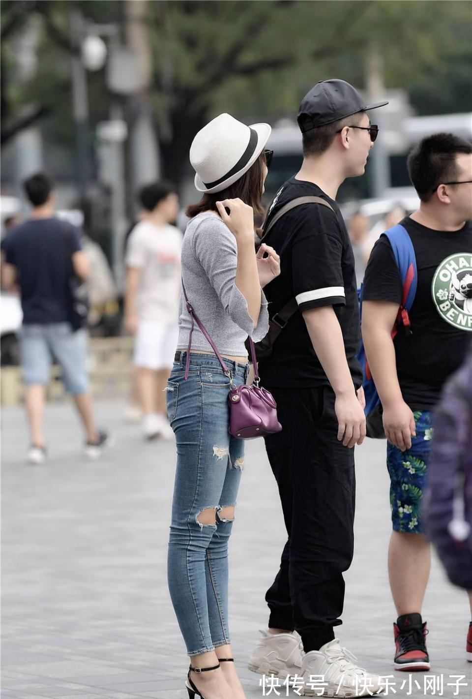 长袖|蓝色破洞紧身牛仔裤,搭配灰色长袖修身小衫,适合初秋的搭配