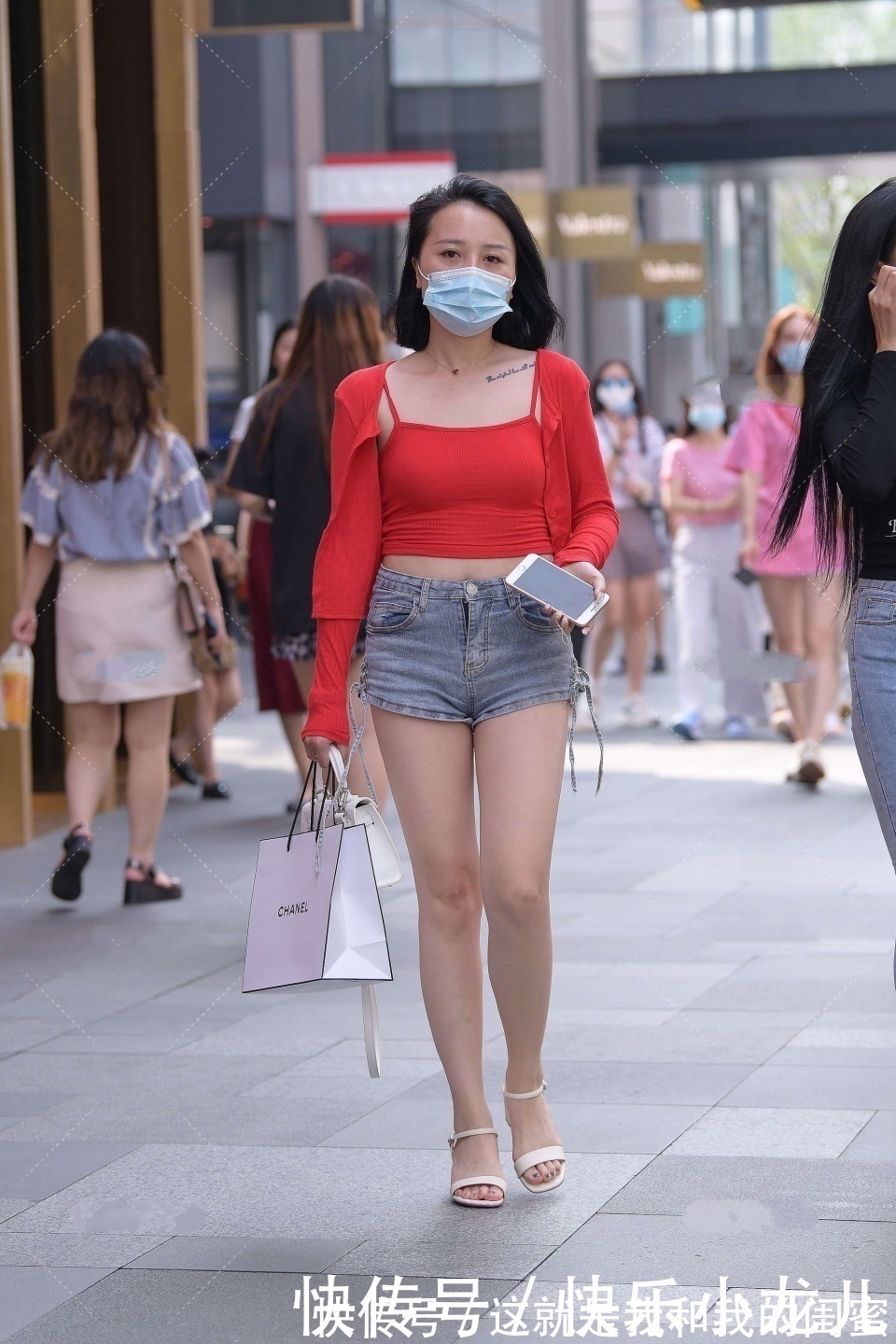 红色 红色上衣搭配牛仔短裤,简约又时尚,凸显出女人气质