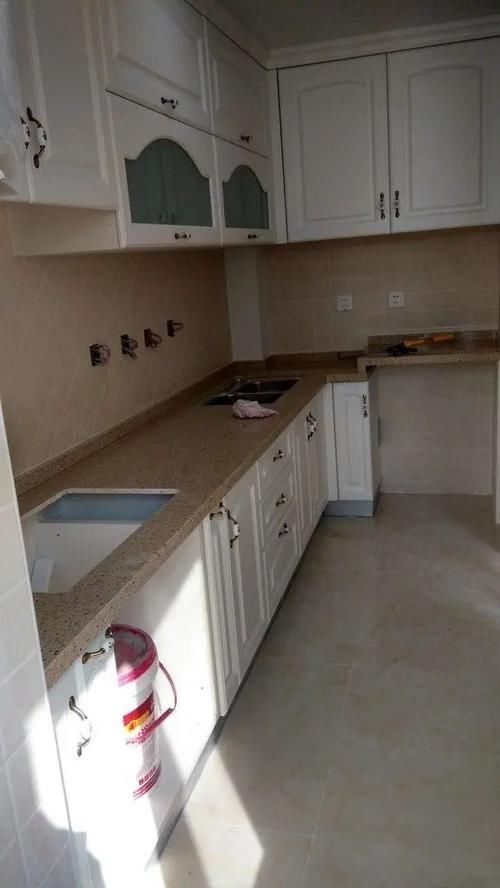 后背板|邻居家安装的橱柜没有后背板,回家后发现我家的也没有,装错了?