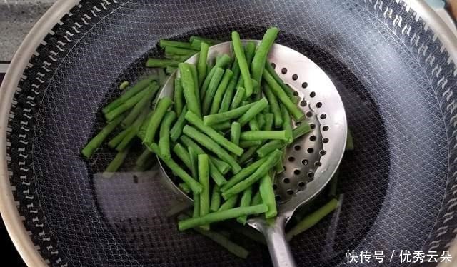 豆角与芝麻酱是好“搭档”,清爽爽口,酱汁飘香四溢