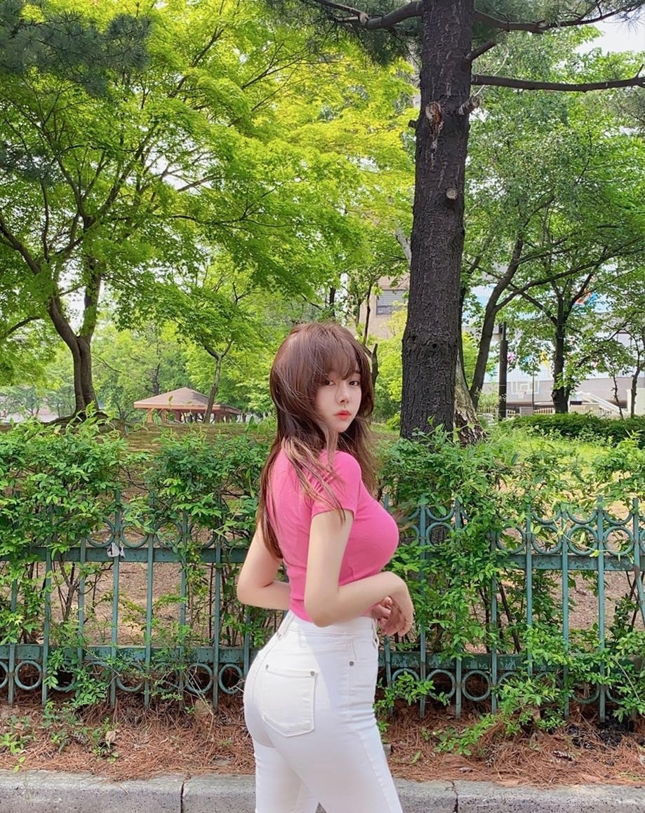 曲线|身材娇小但曲线曼妙的小姐姐, T恤配白色牛仔裤的样子, 美得很惊艳