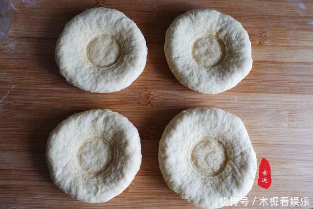 好吃|比面包好吃的烤饼出炉了,奶香浓郁色泽金黄,让人好有食欲
