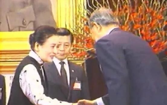 侄女|宋美龄究竟多有钱?死后侄女打开银行账户,余额让人不敢相信