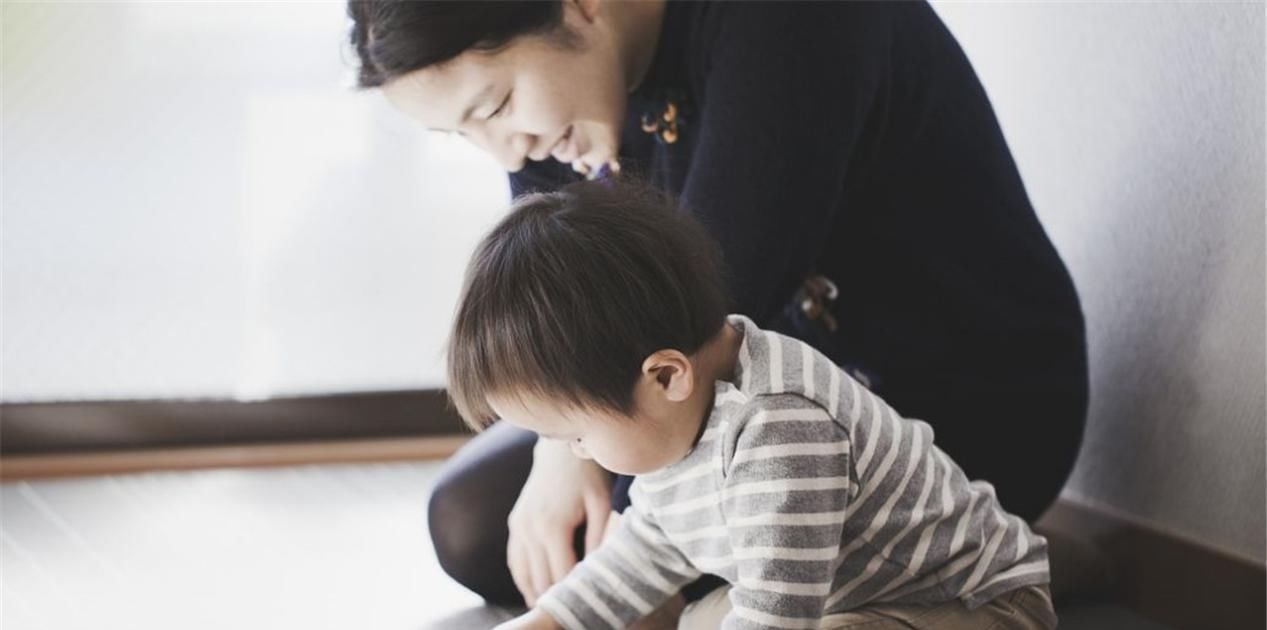 贩子|哥哥趁爸妈不在家,准备铁锅炖弟弟,宝妈:到家就差点火了