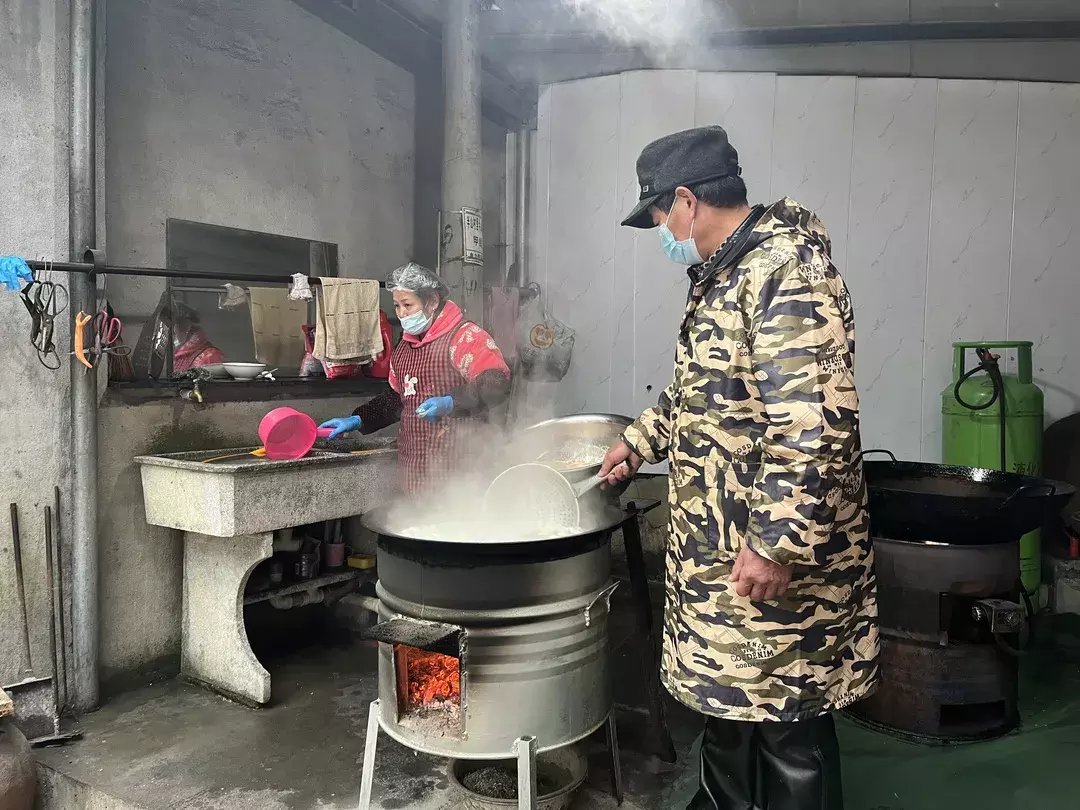 天妹|余杭退休夫妻做这门生意，每天一站就是12个小时！有人从国外下单，忘不了这味道