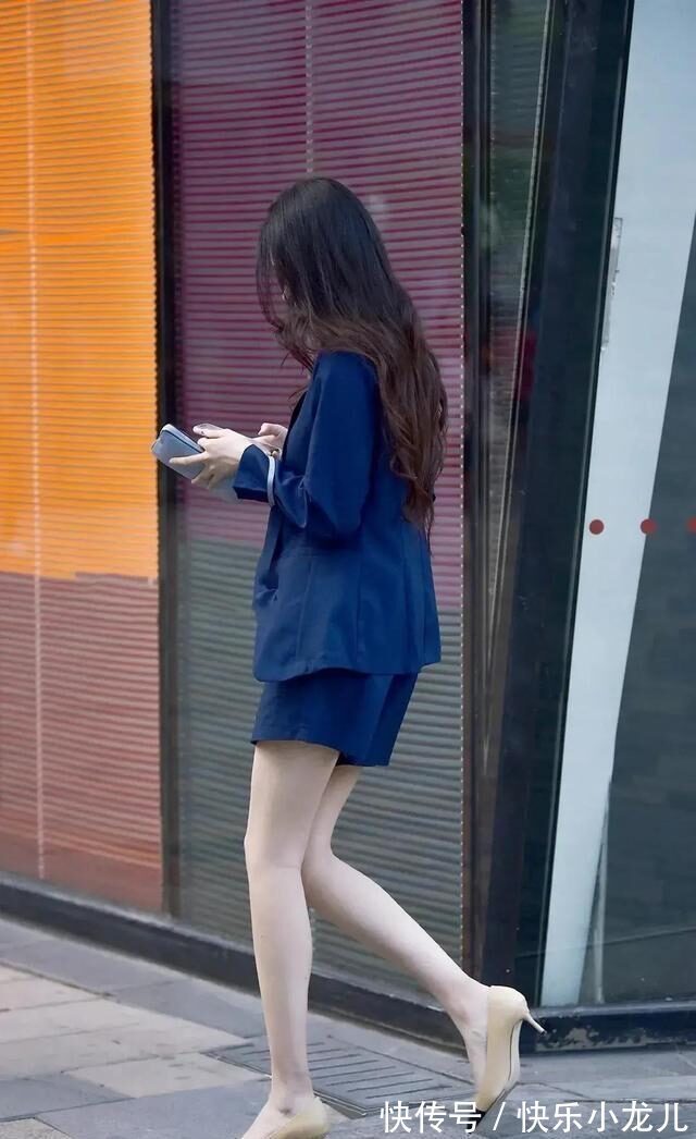 丝袜 清秀可人的瑜伽裤美女，换上了富有设计感的裙型，笑容甜美