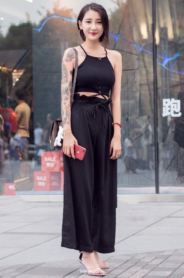 街拍大花臂美女,上衣和裤子只用一根绳子连接,却意外很潮