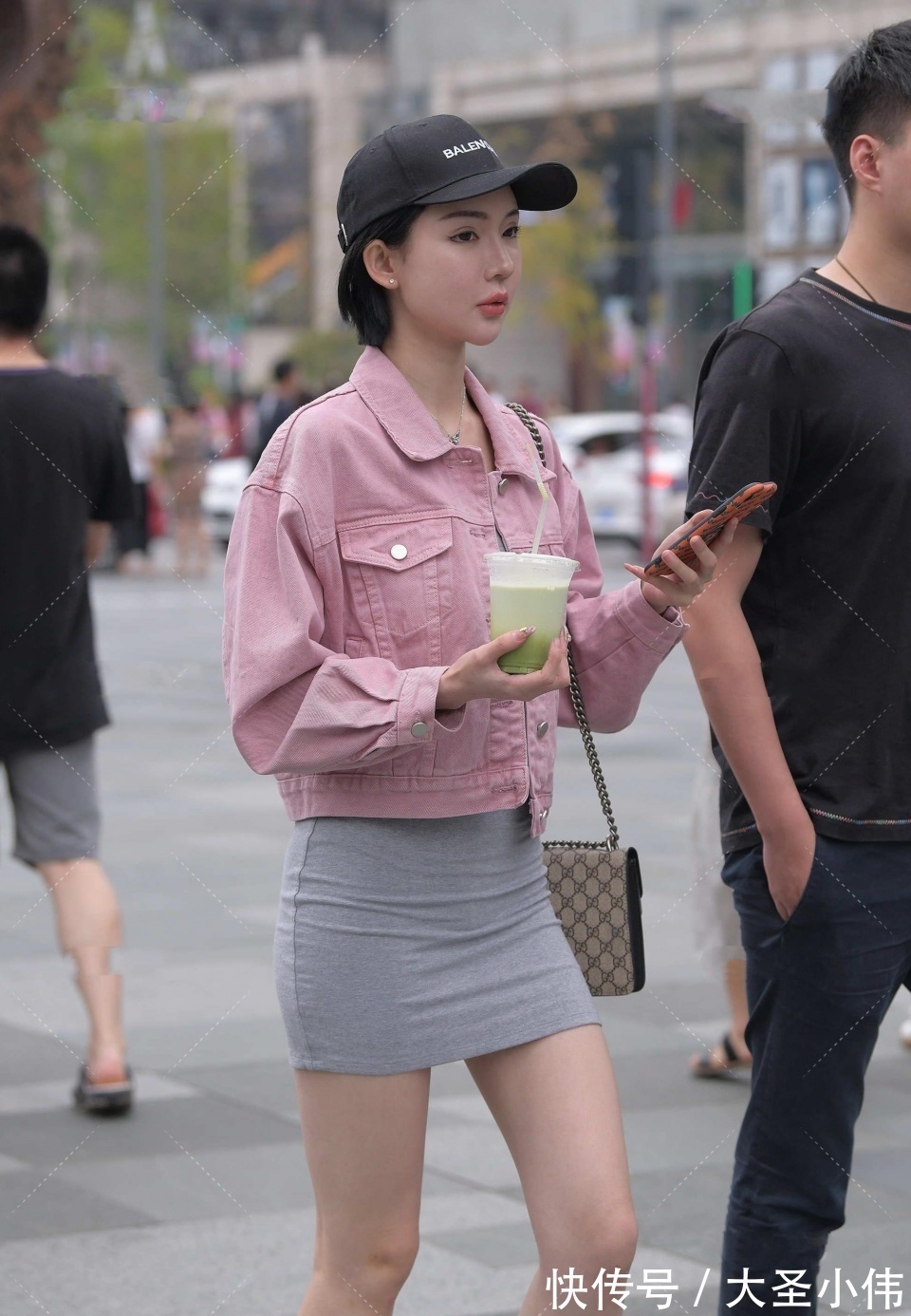 便饭|美女街拍:小姐姐好清纯啊!完胜街上路人,下班后一起去我家吃个便饭吧