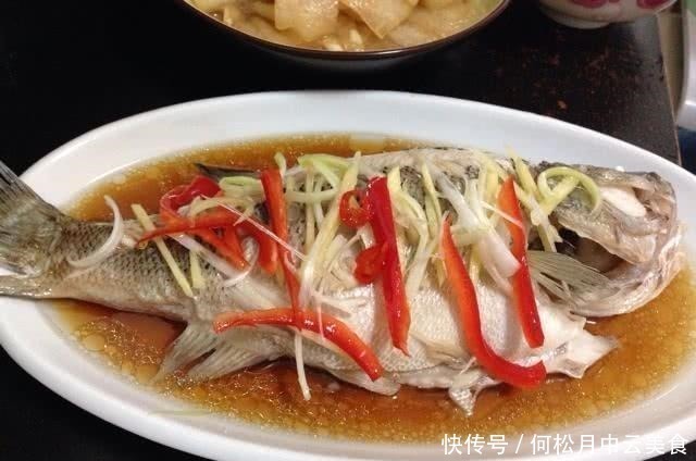 清蒸鲈鱼时,先淋酱油还是先淋豉油多加一步,鱼肉鲜嫩入味