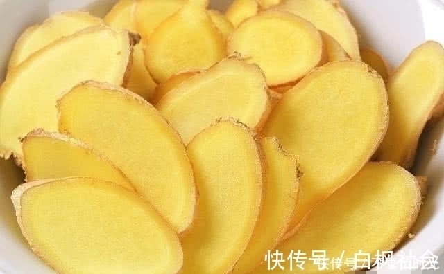 一日三餐|晚上睡前,用生姜敷肚脐,一段时间后,你会收获4个好处!