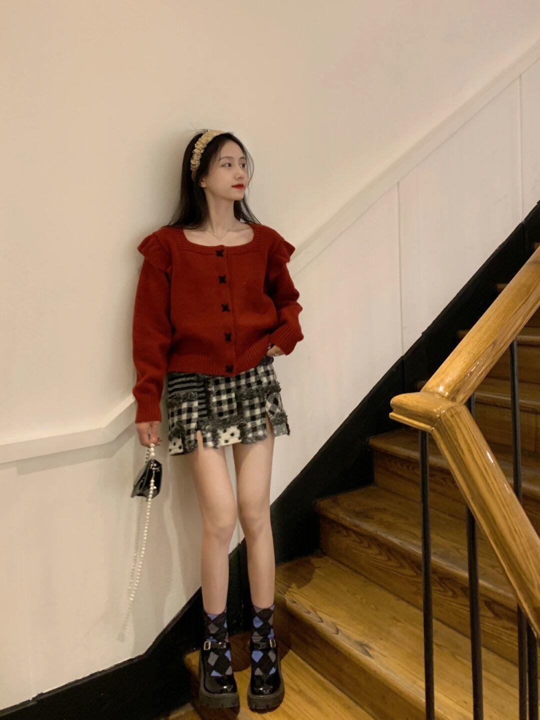 毛衣|圣诞节穿什么?我都为你搭配好了,红色毛衣+格子半身裙,浓浓的氛围感!