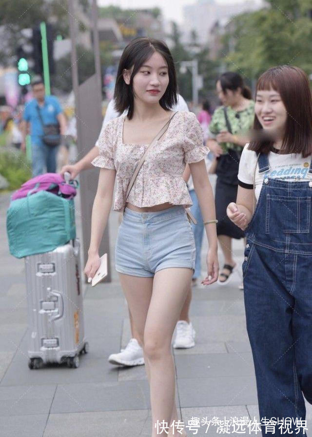 蕾丝 清新可爱的小姐姐,花纹图案上衣搭配浅蓝色热裤,活力满满